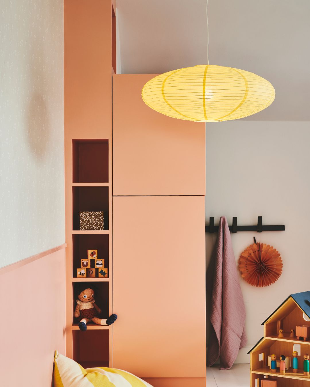 Paper hanging lamp in oval shape