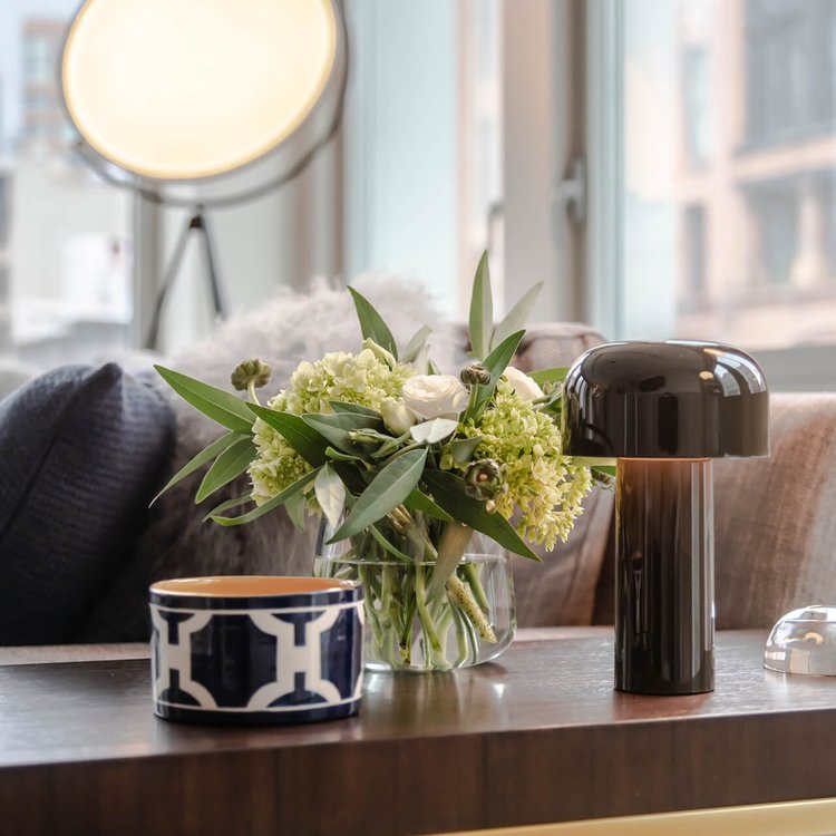 Wireless table lamp with modern mushroom design