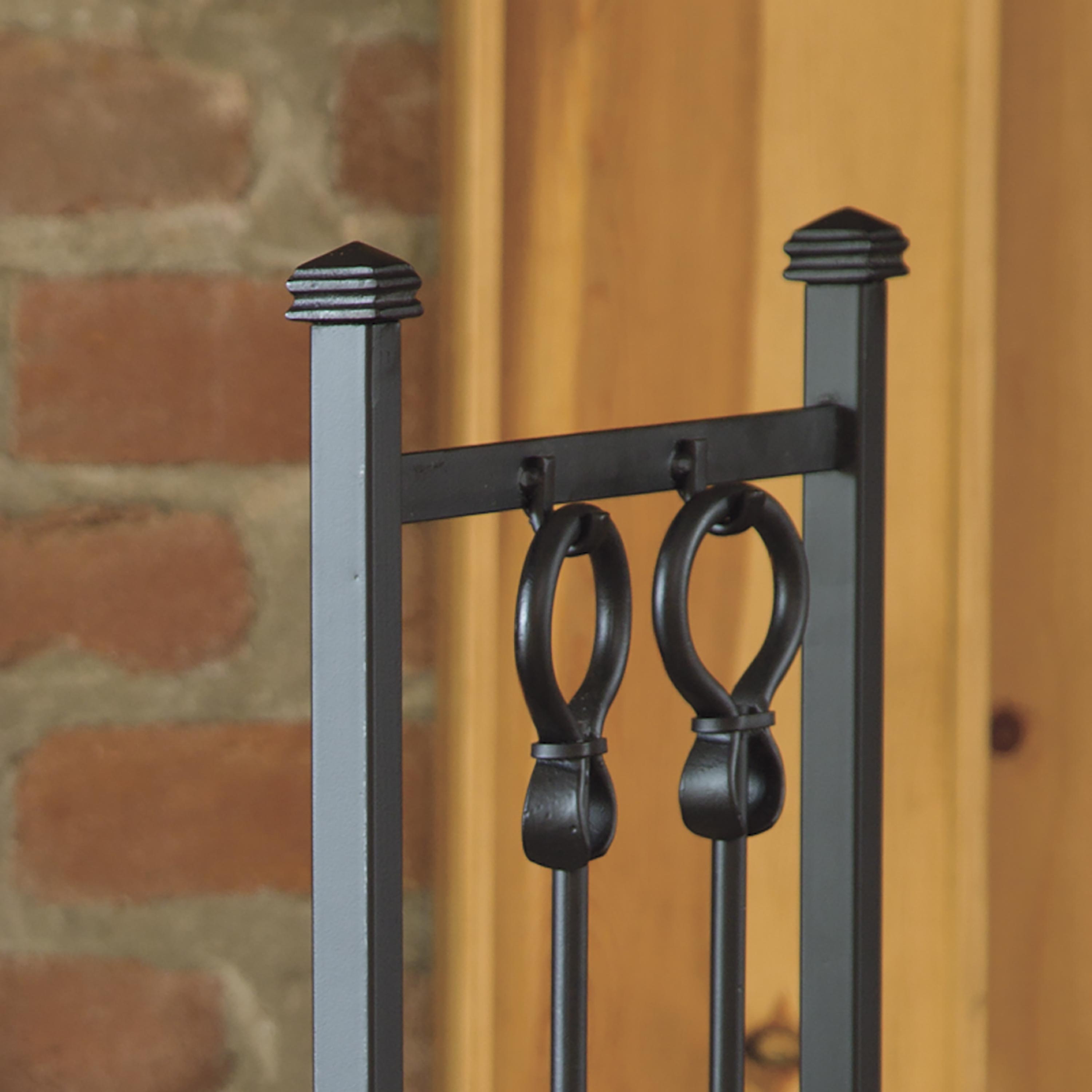 Stalen haardset met houtopslag en gereedschap
