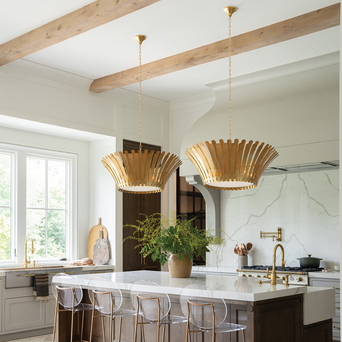 Pendant lamp with central diffuser and metal leaf design