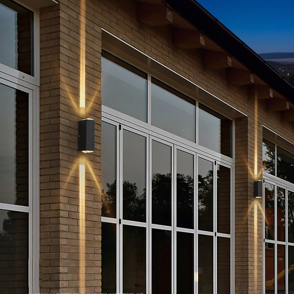 Minimalist outdoor wall lamp made of matte aluminum