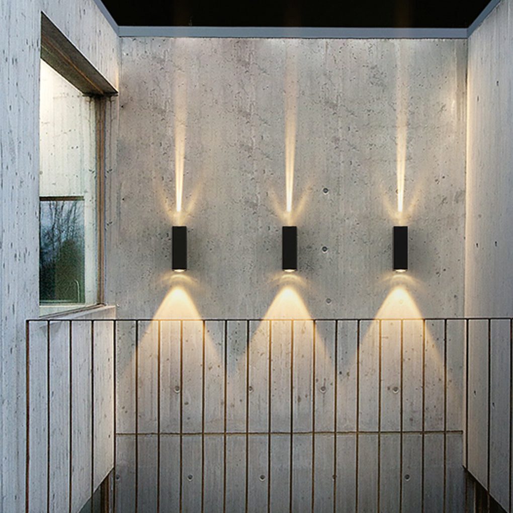 Minimalist outdoor wall lamp made of matte aluminum
