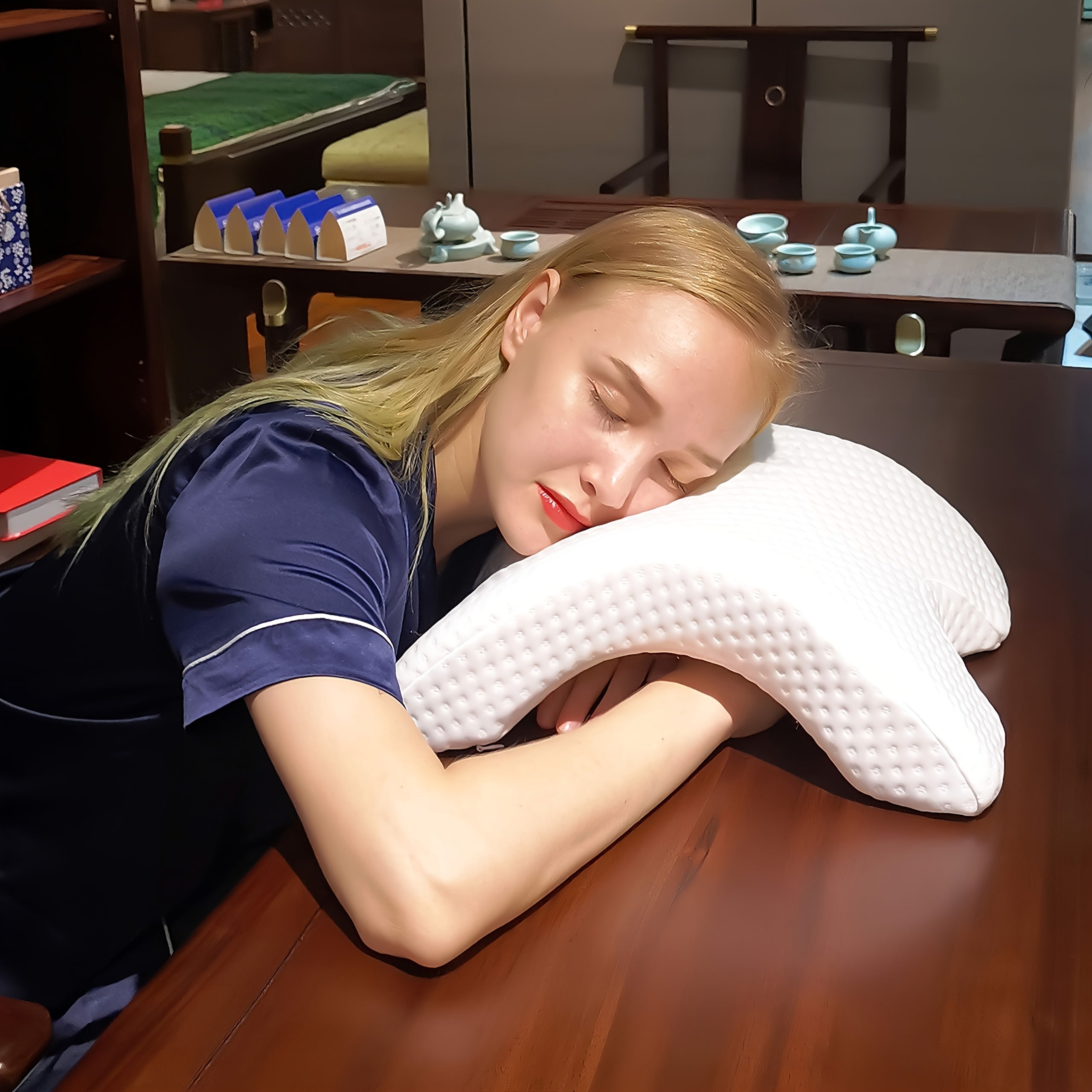 Modern U-Shaped Pillow – Comfortable Side Sleeping & Relaxation Design