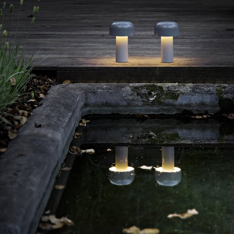 Wireless table lamp with modern mushroom design