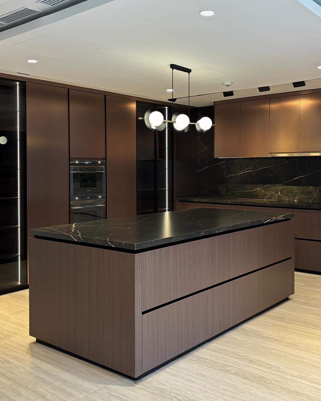 Caelum linear pendant lamp with graphic sphere accents