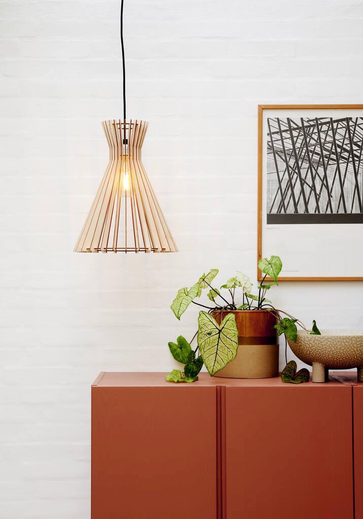 Wooden pendant lamp with open structure