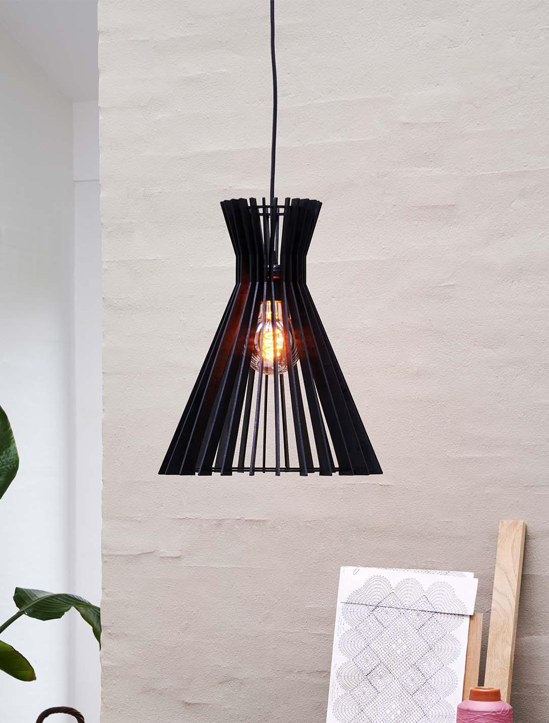 Wooden pendant lamp with open structure