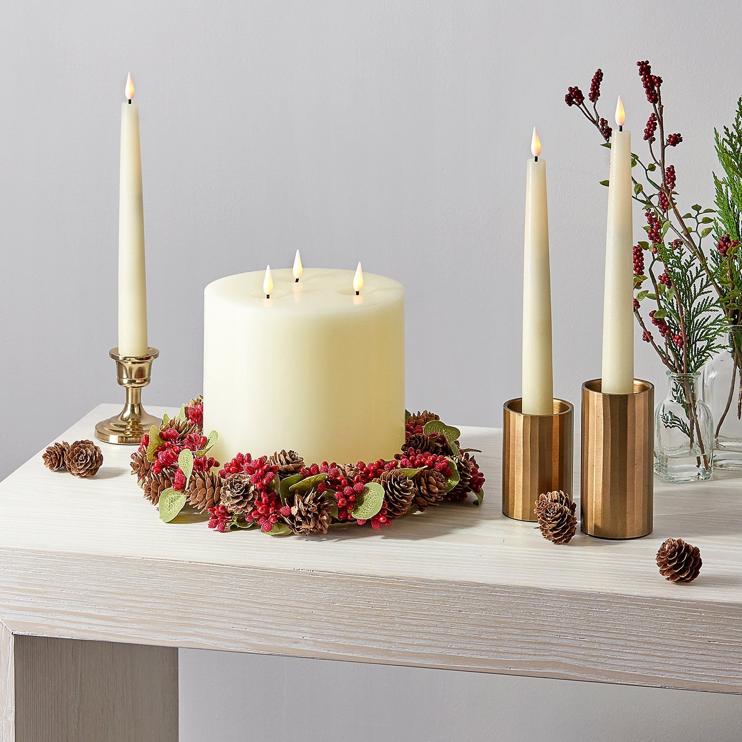 Set aus vier schlanken LED-Stabkerzen mit infinity flamme