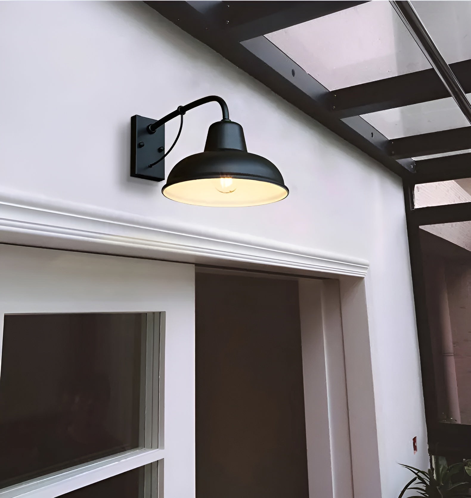 Homora Wandlamp met Gebogen Arm en IJzeren Kap