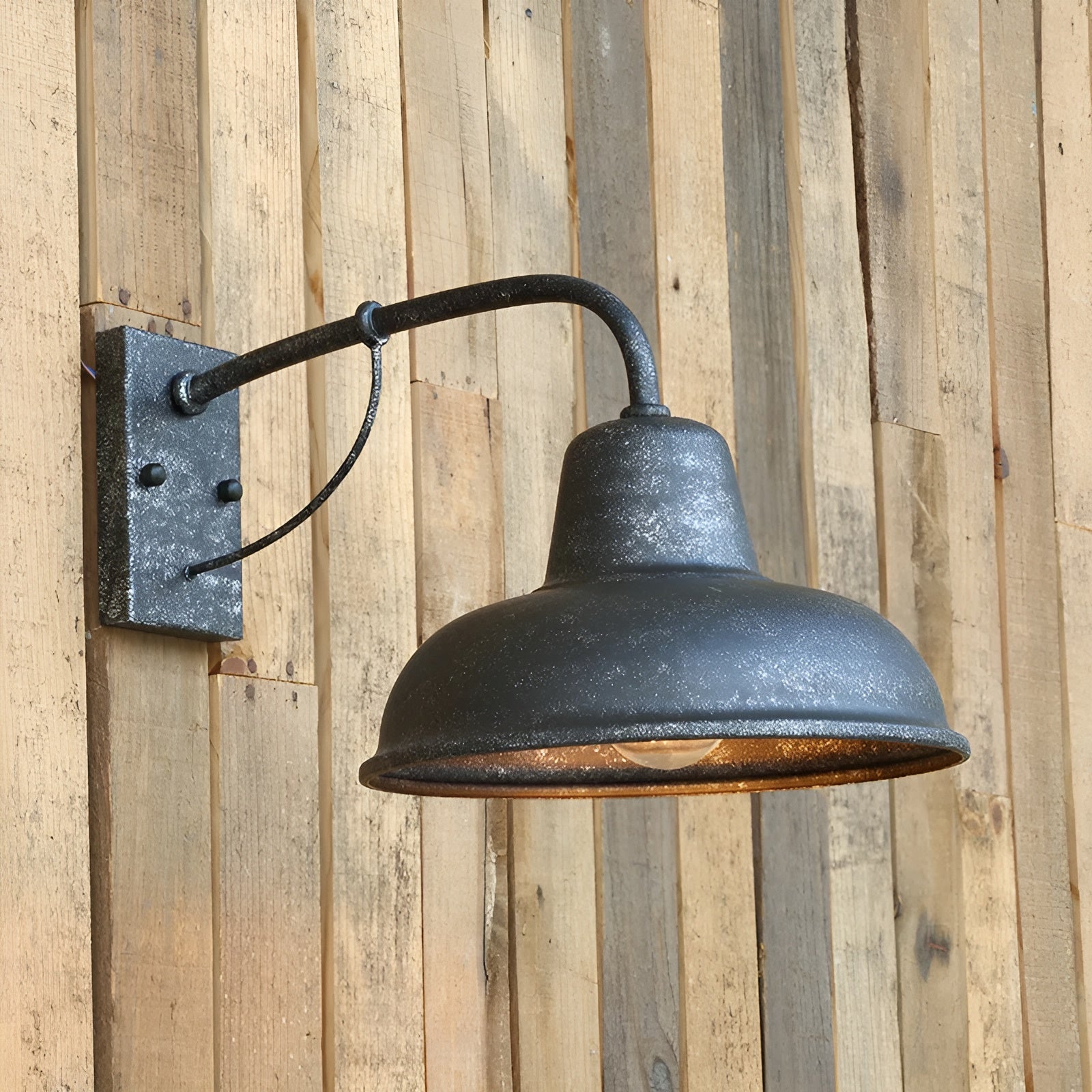 Homora Wandlamp met Gebogen Arm en IJzeren Kap