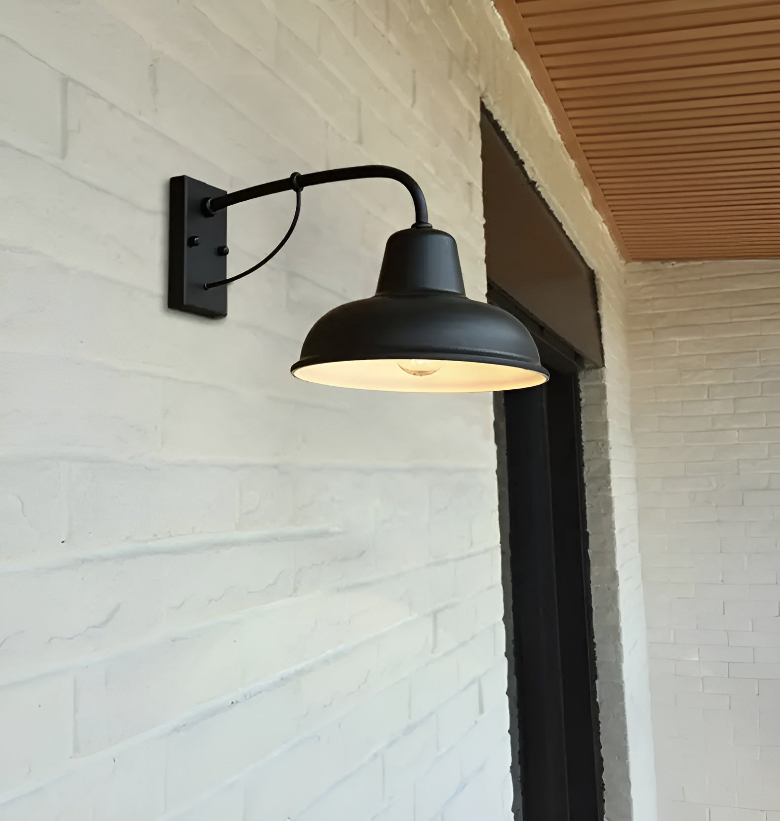 Homora Wandlamp met Gebogen Arm en IJzeren Kap