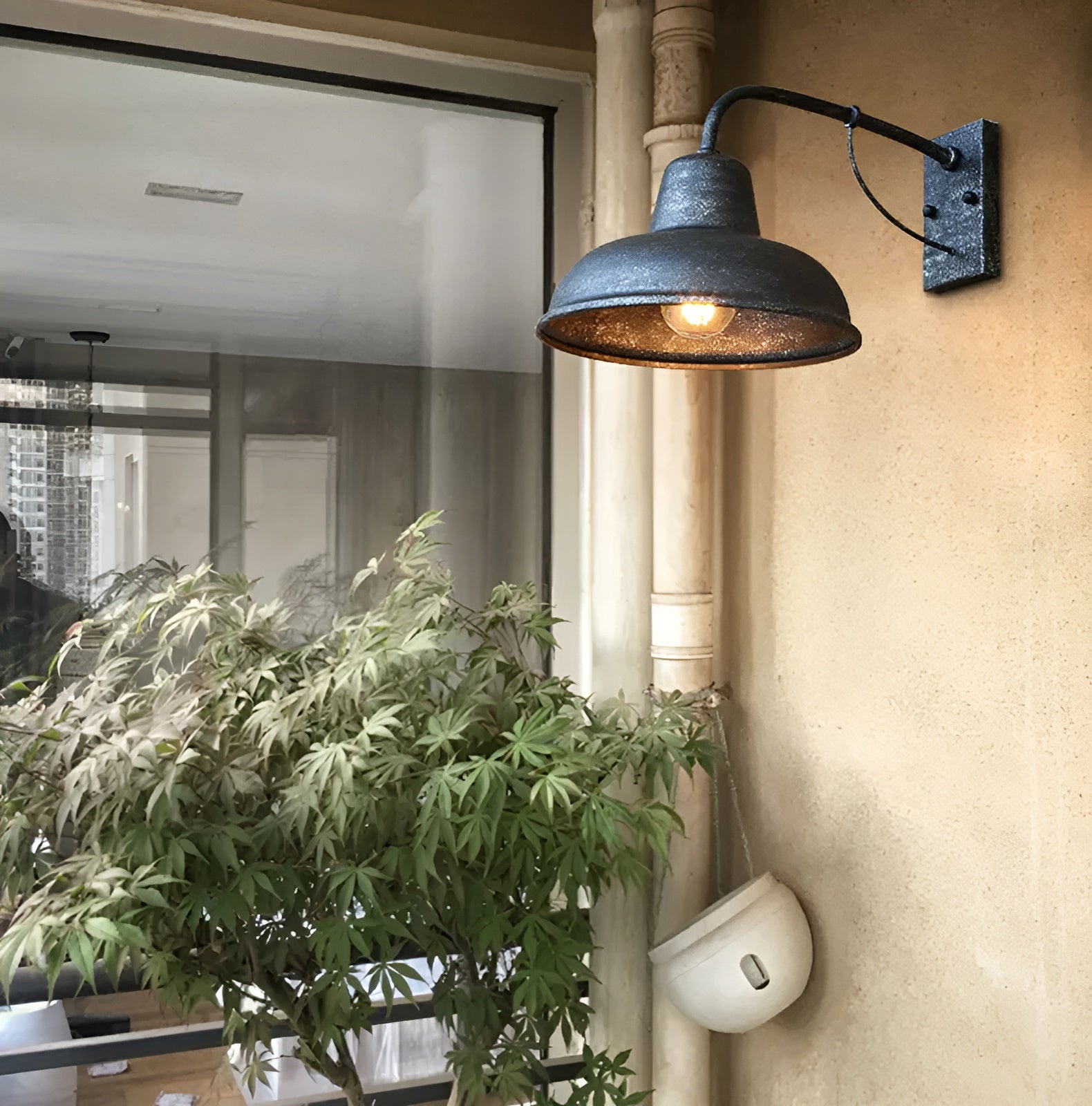 Homora Wandlamp met Gebogen Arm en IJzeren Kap