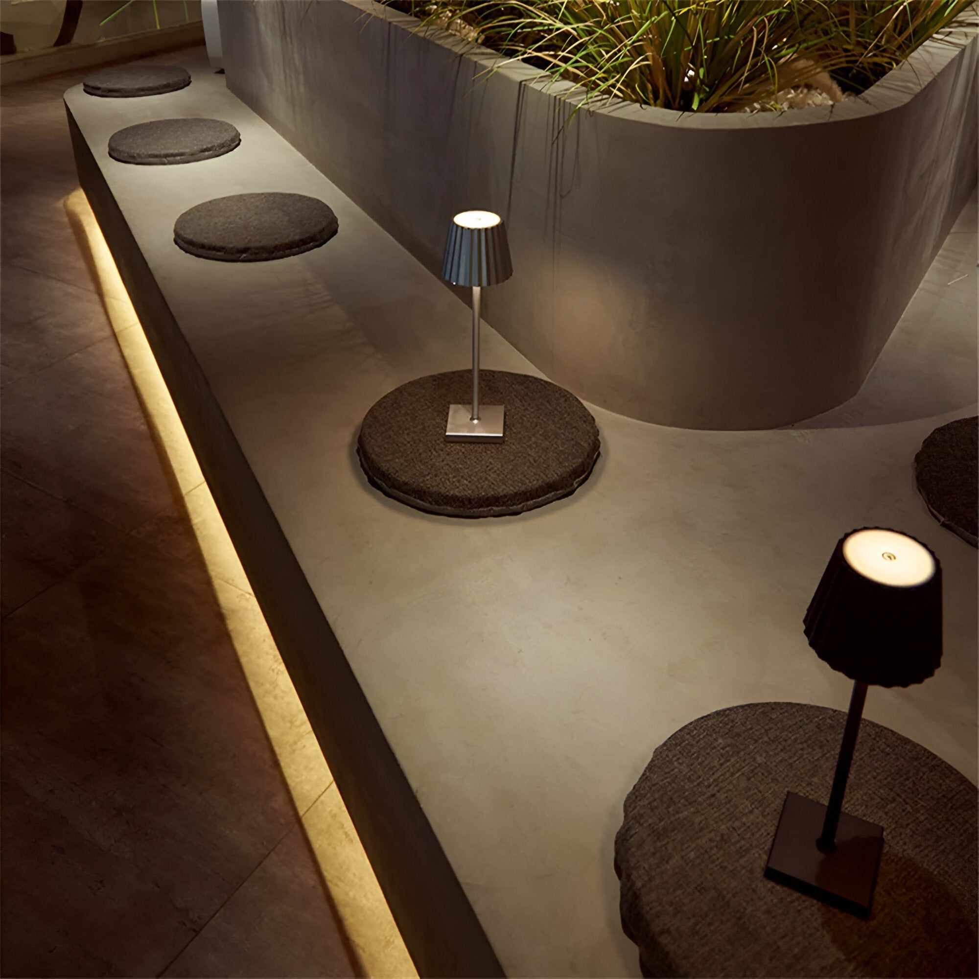 Wireless LED table lamp with touch function