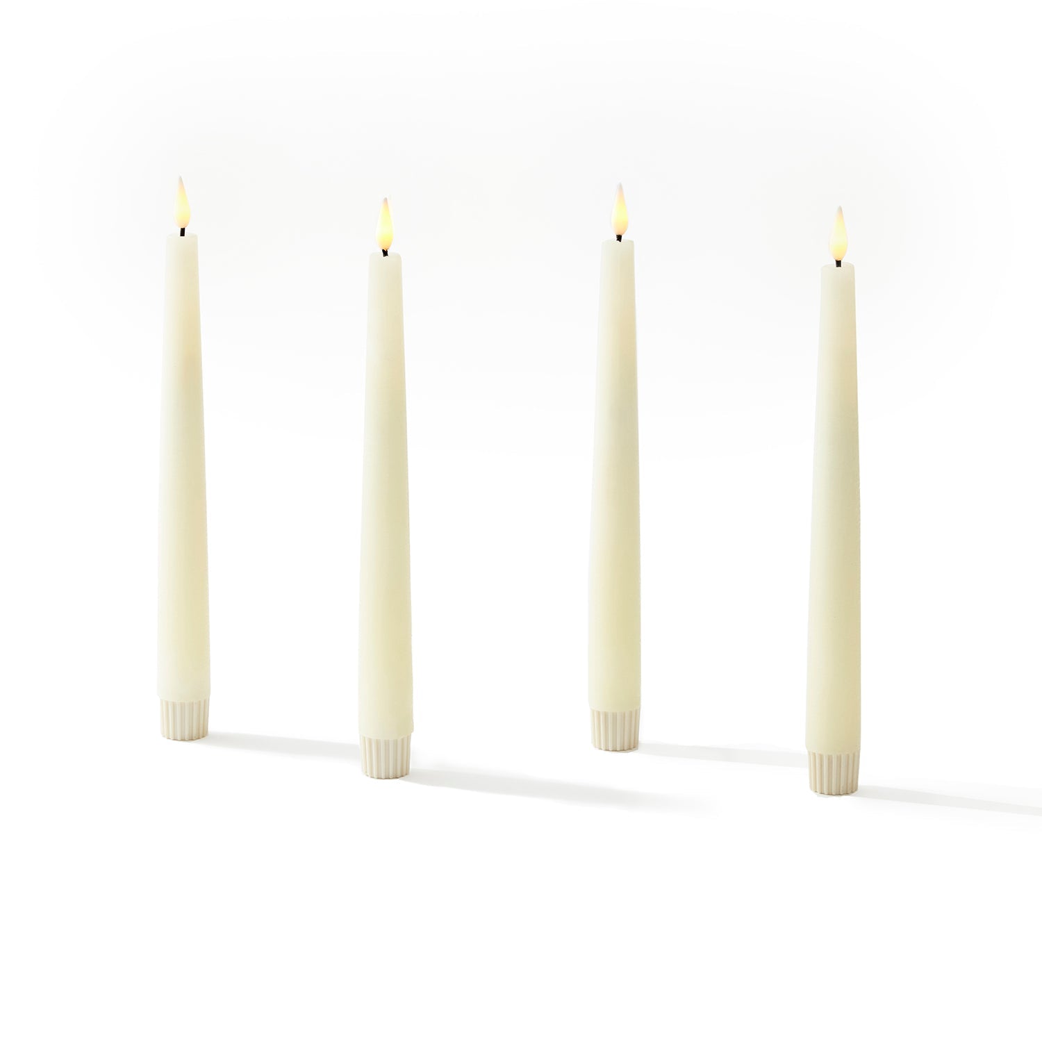 Set aus vier schlanken LED-Stabkerzen mit infinity flamme