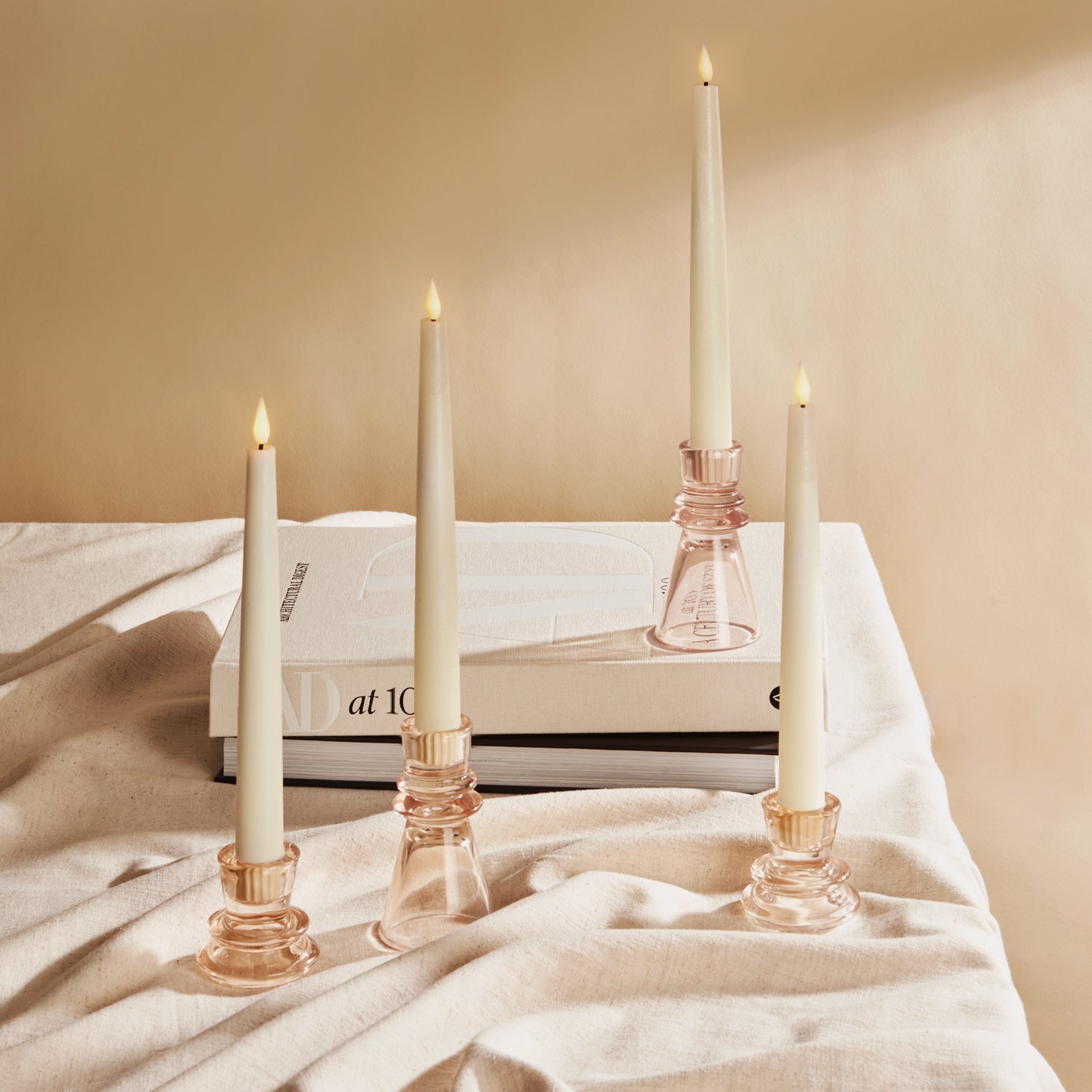 Set aus vier schlanken LED-Stabkerzen mit infinity flamme