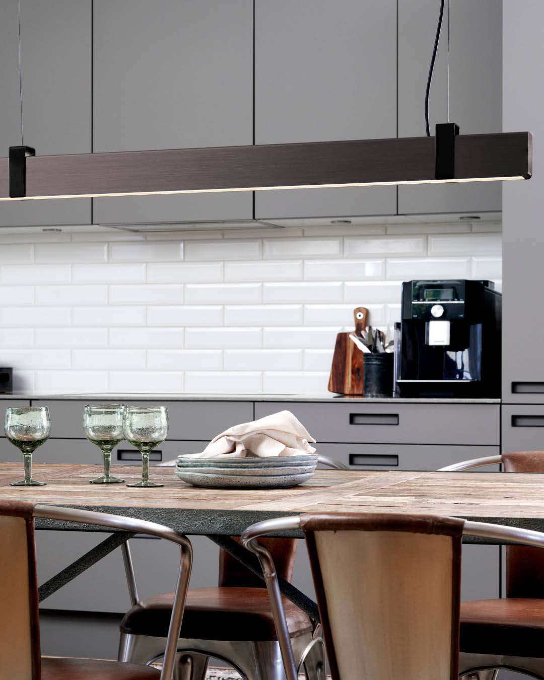 Minimalist linear pendant lamp with built-in dimming function