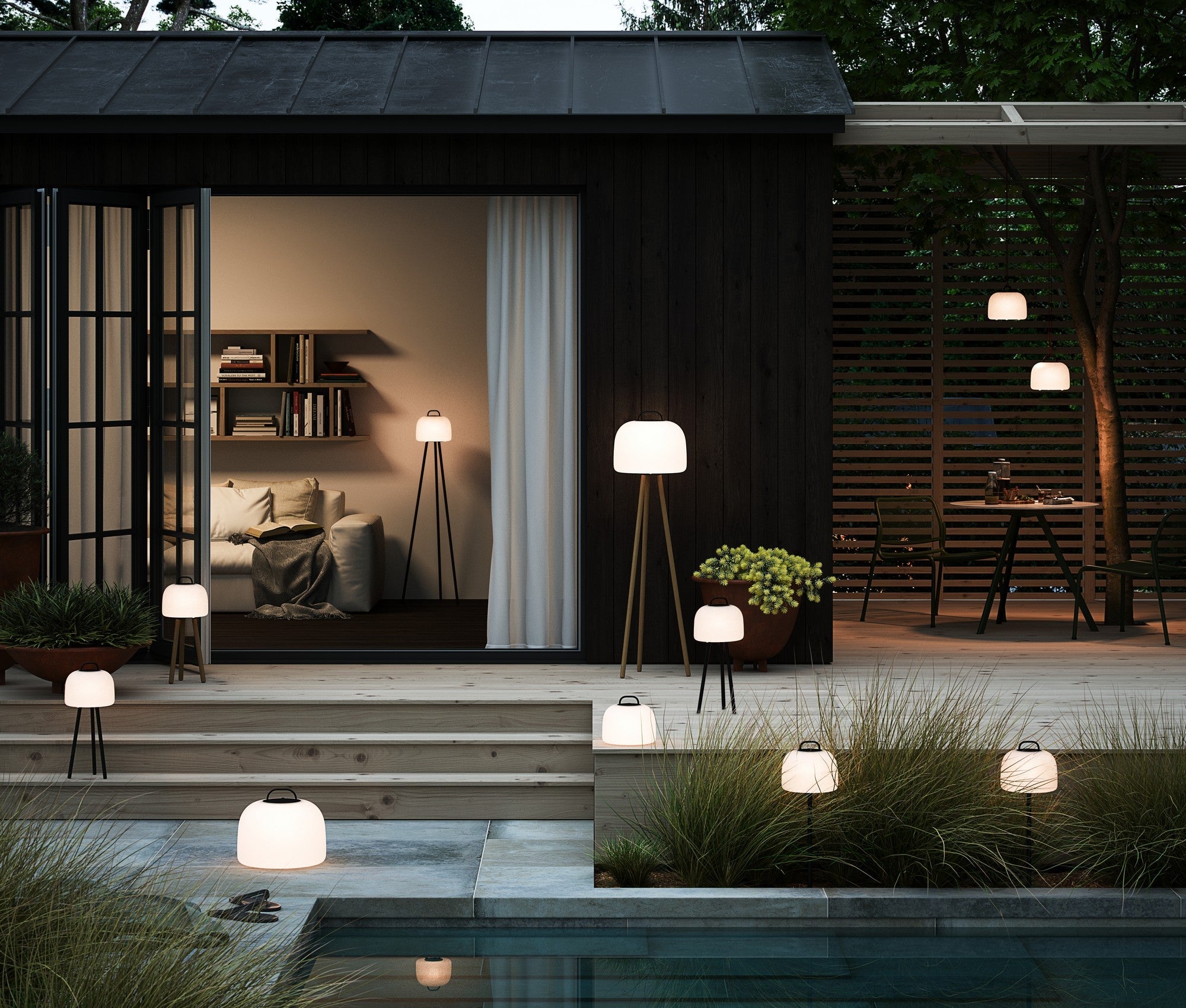 Portable outdoor lamp with spherical design