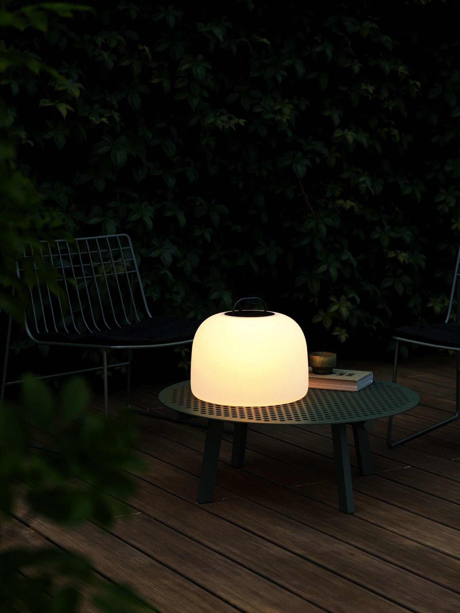 Portable outdoor lamp with spherical design