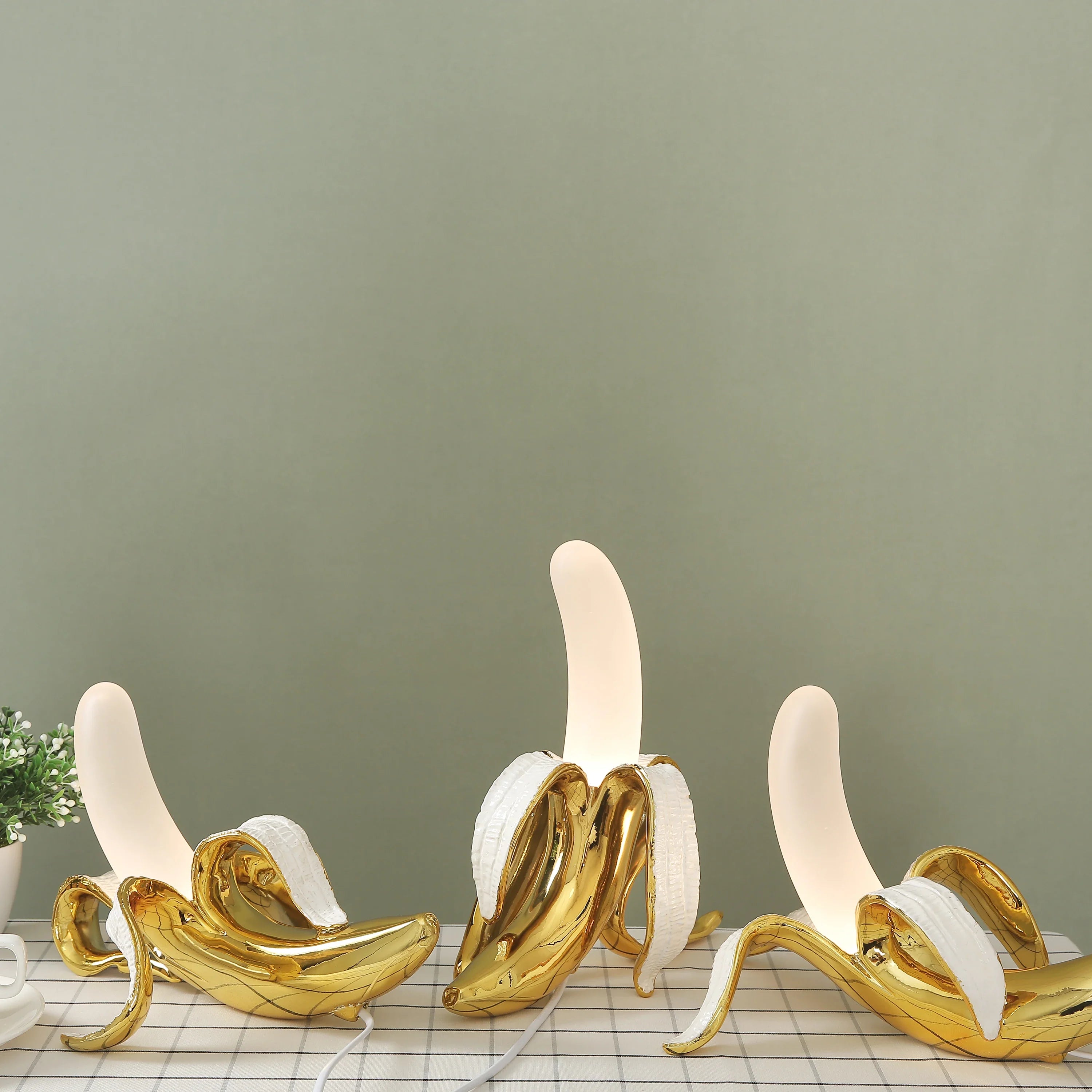 Bananashine modern table lamp in banana shape