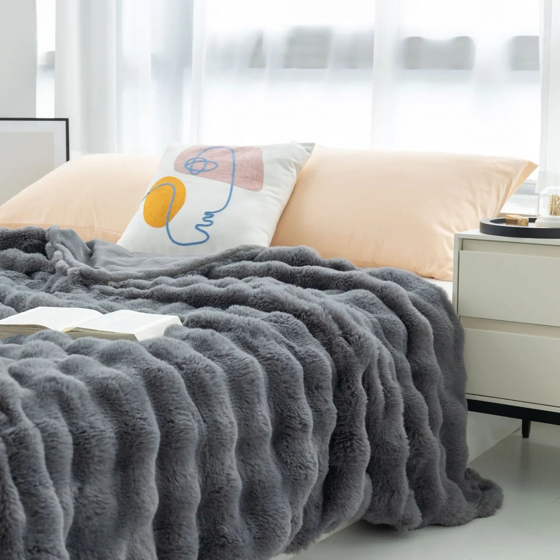 Double-sided faux fur blanket