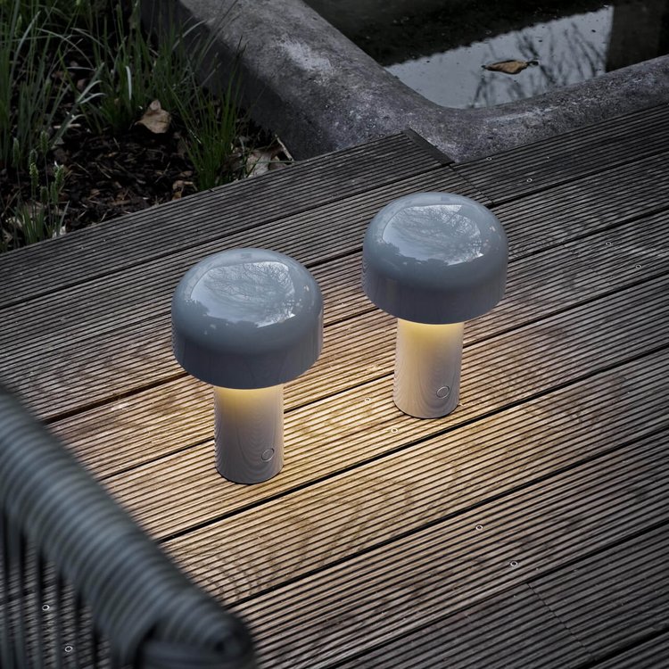 Wireless table lamp with modern mushroom design