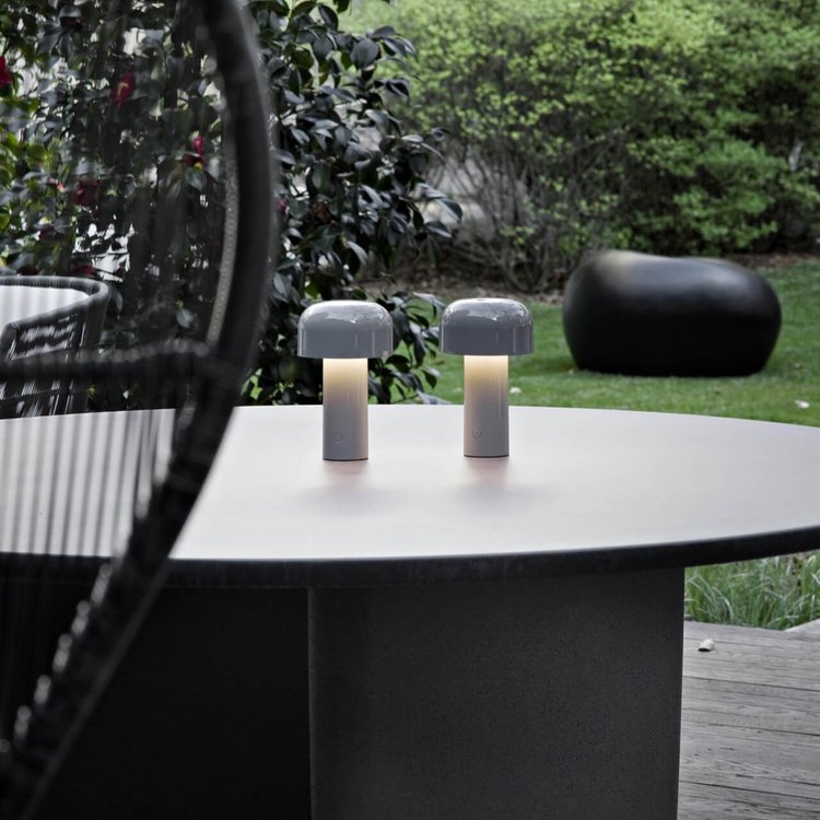 Wireless table lamp with modern mushroom design