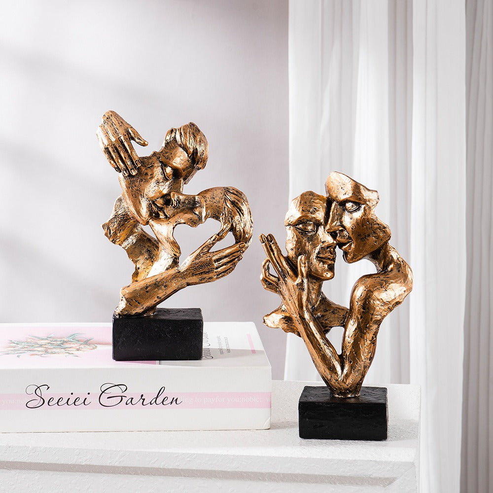 Abstract Kiss Sculpture – Modern Artistic Couple Statue for Home Décor