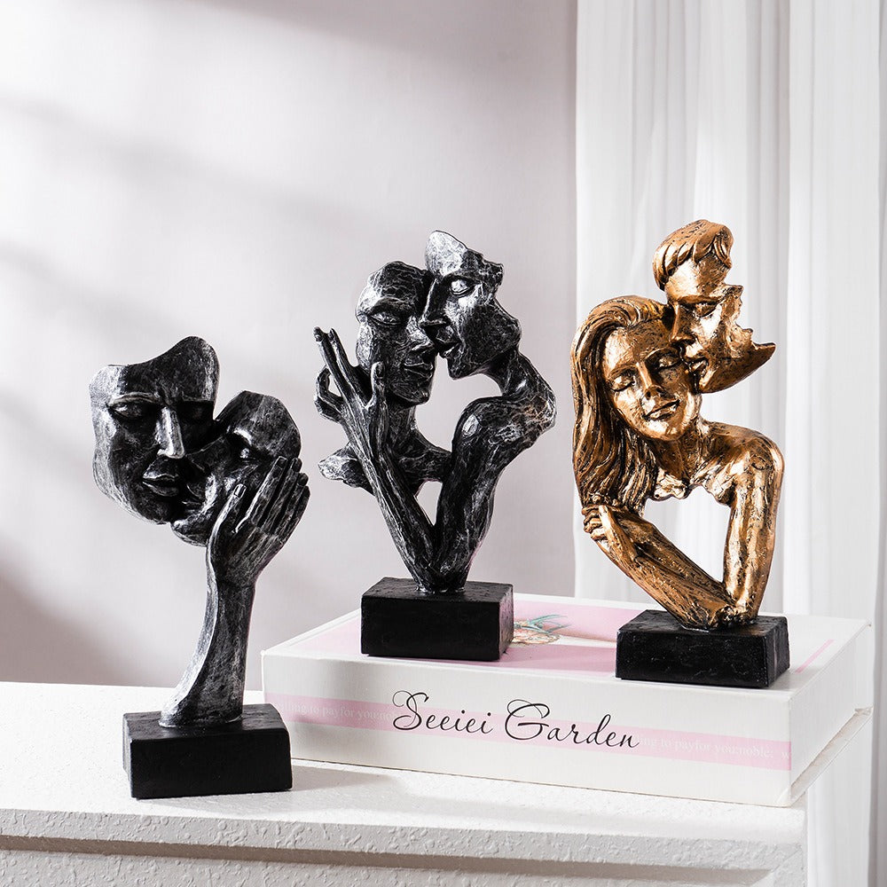 Abstract Kiss Sculpture – Modern Artistic Couple Statue for Home Décor