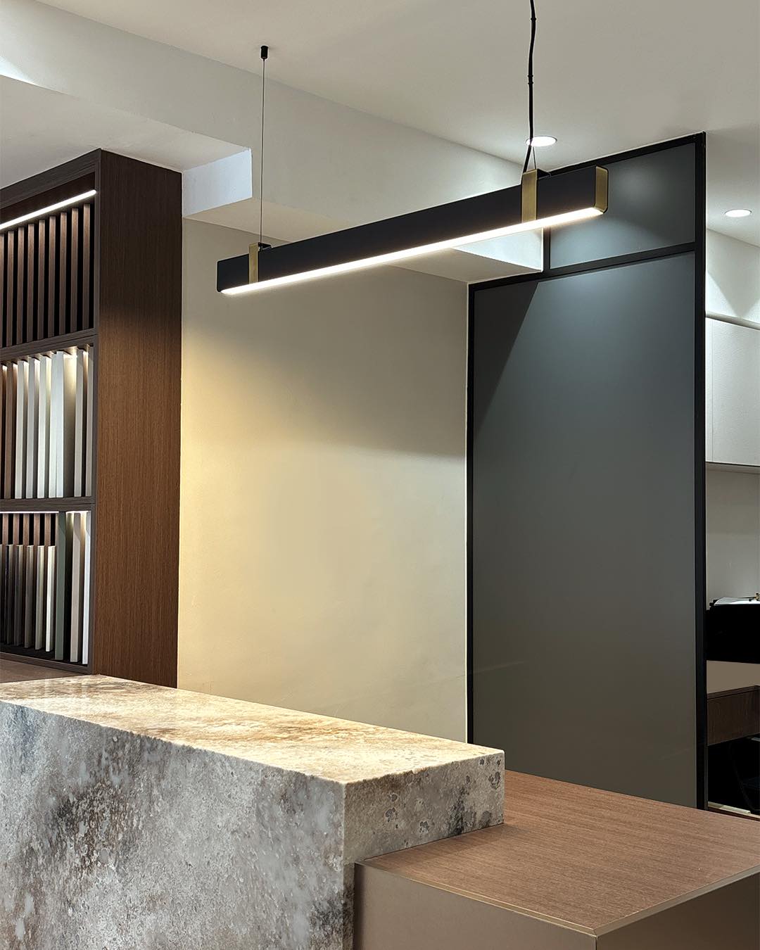 Minimalist linear pendant lamp with built-in dimming function