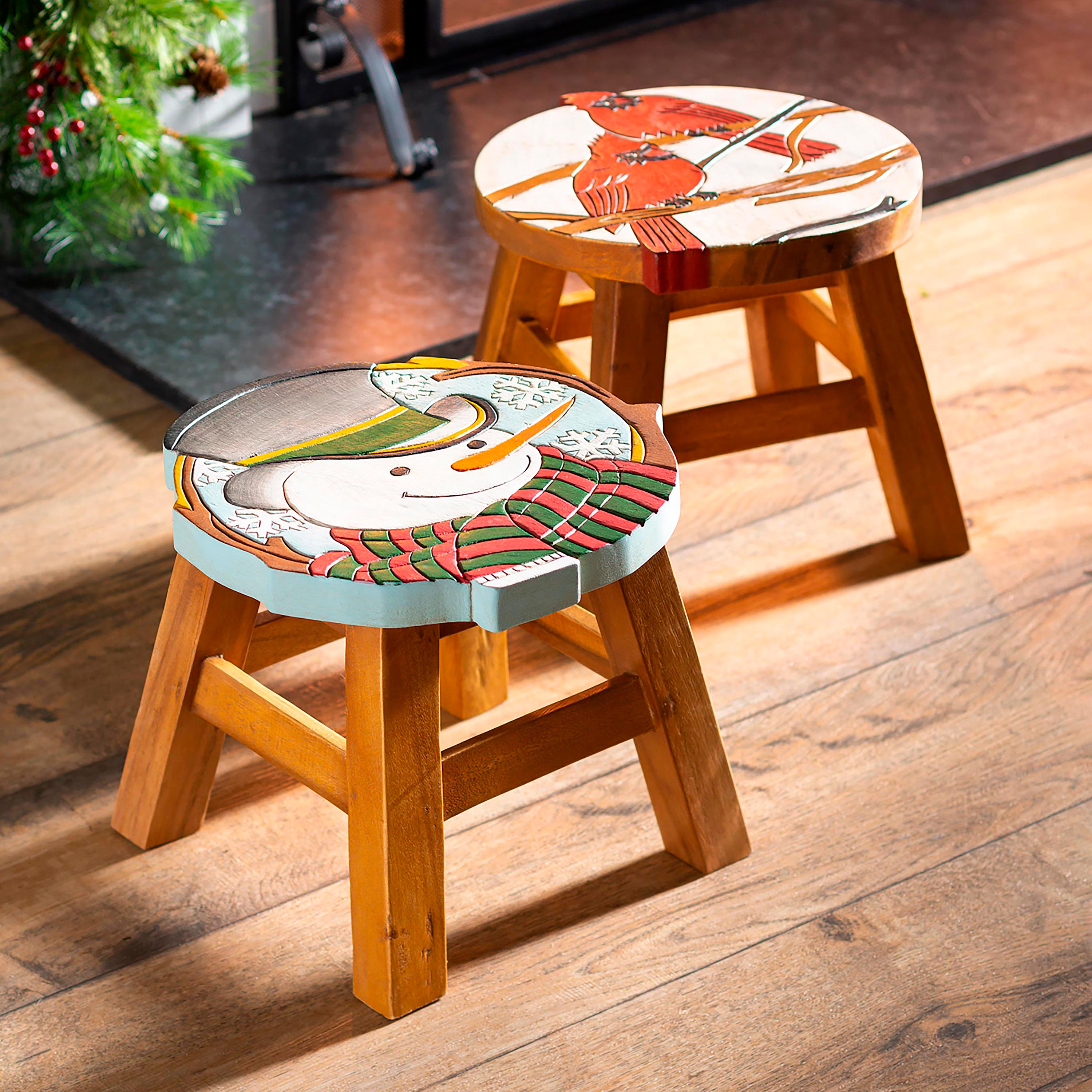 Houten voetenkrukje met kardinaalmotief