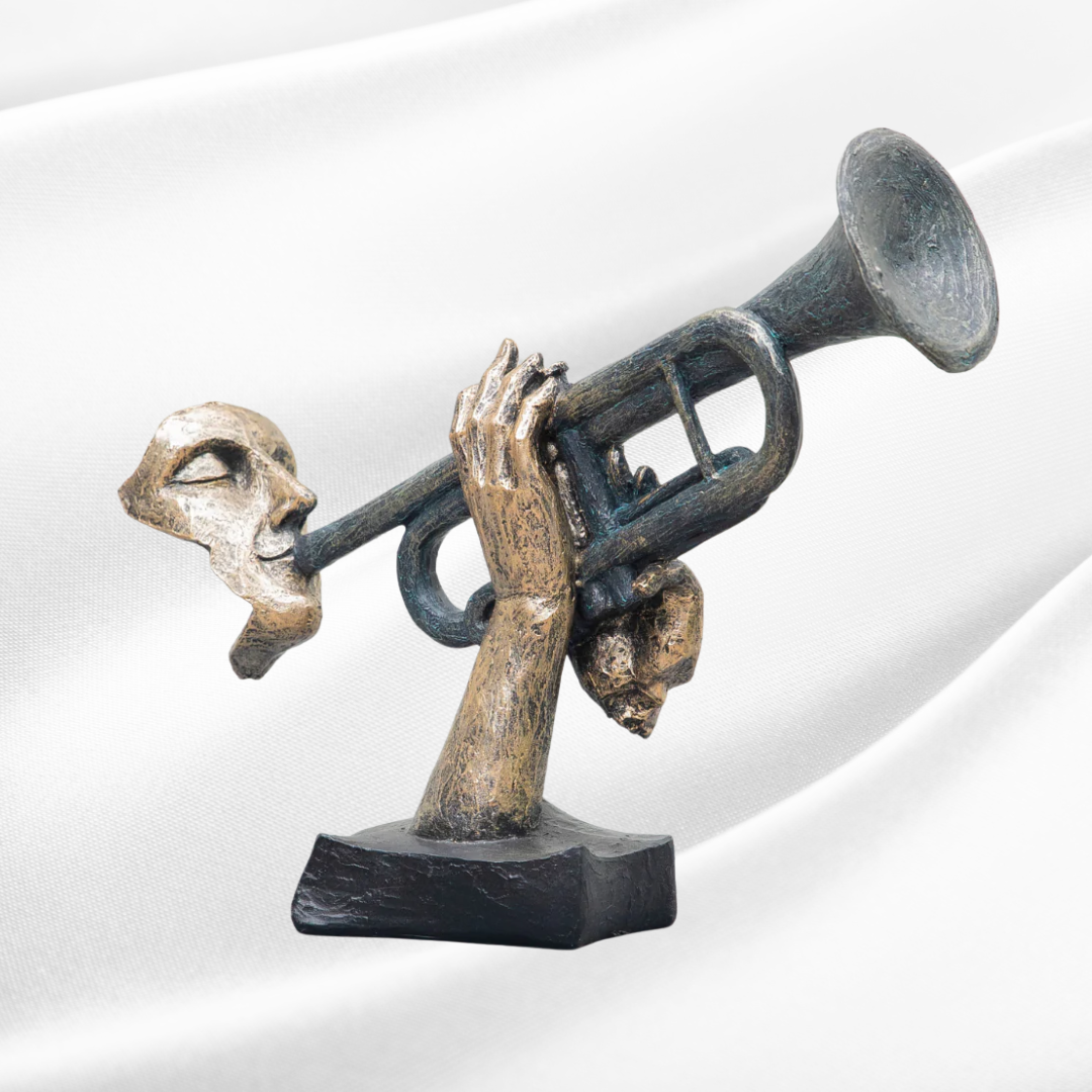 Sculptuur met gezicht en trompet