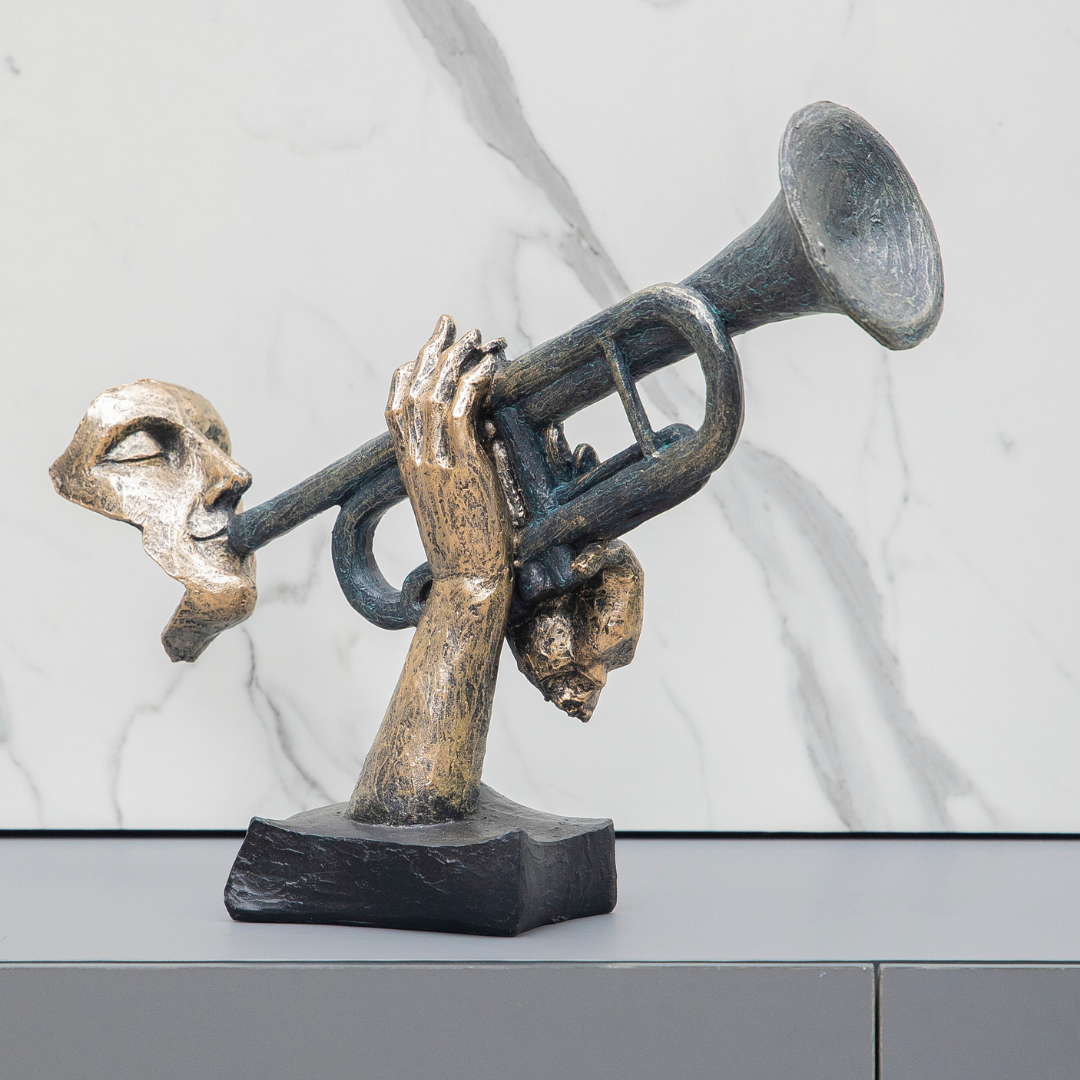 Sculptuur met gezicht en trompet