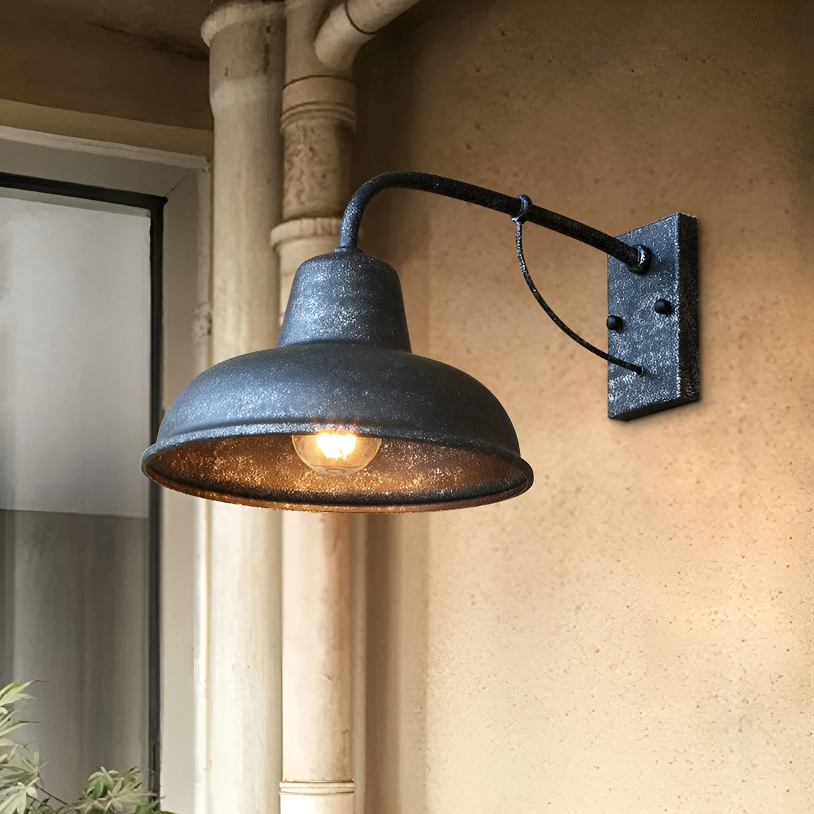 Homora Wandlamp met Gebogen Arm en IJzeren Kap
