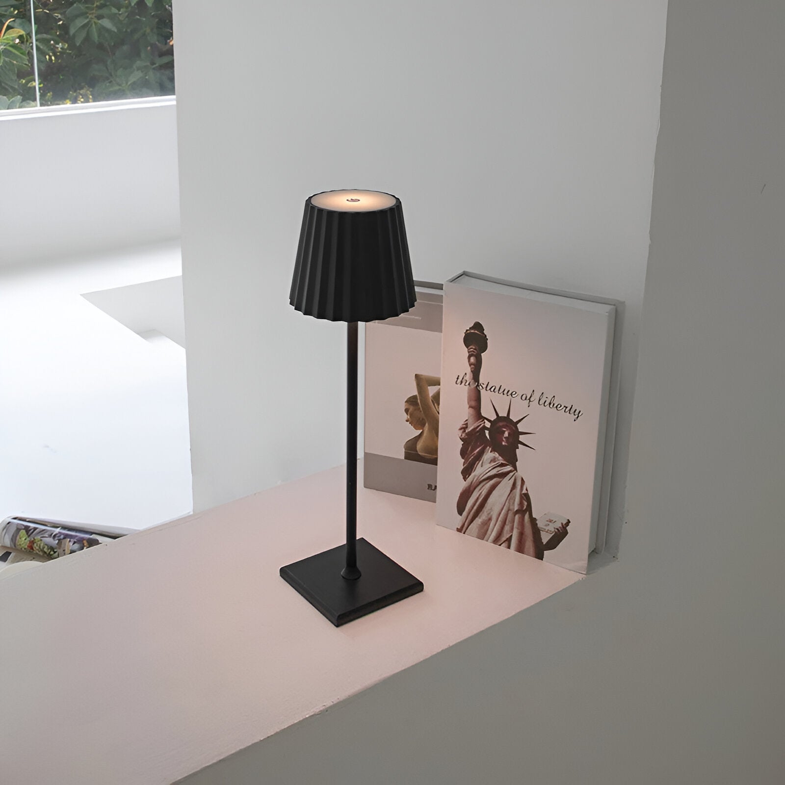 Wireless LED table lamp with touch function