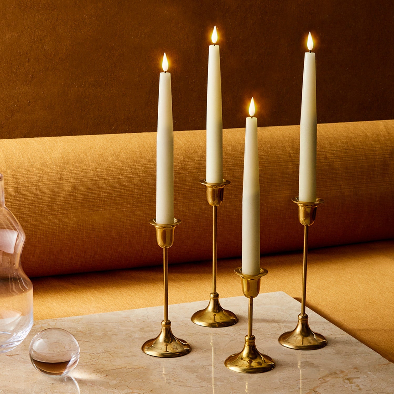 Set aus vier schlanken LED-Stabkerzen mit infinity flamme