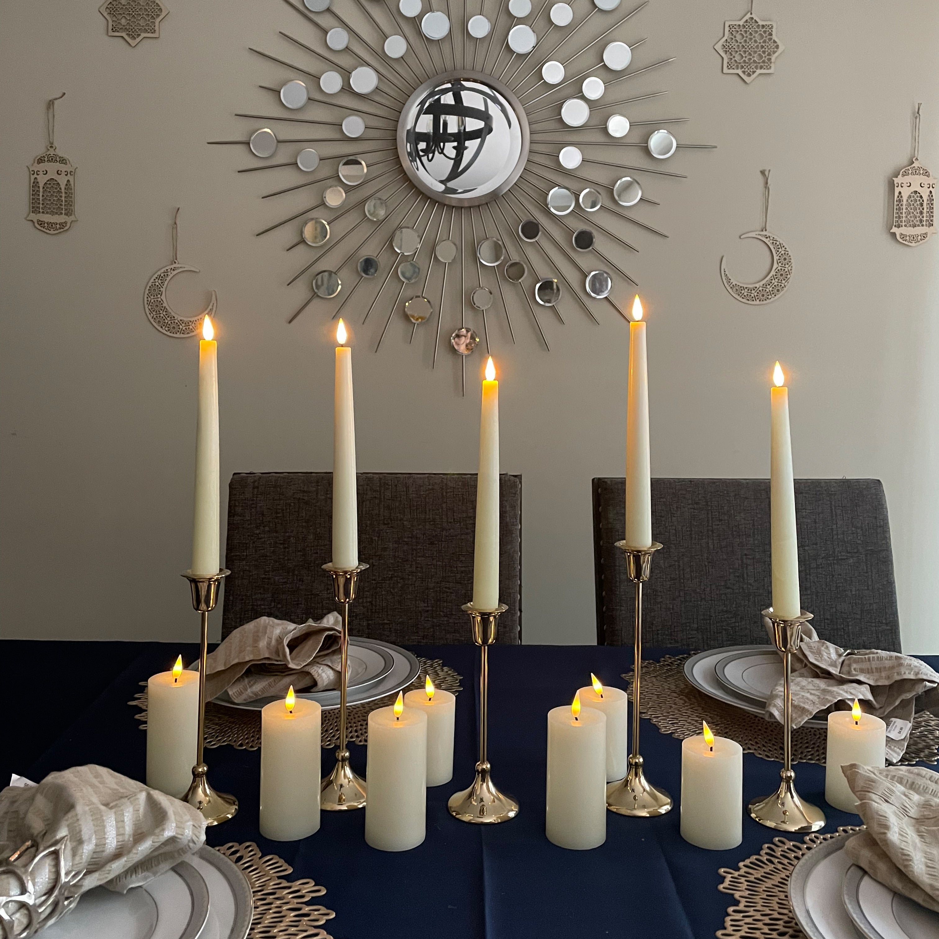 Set aus vier schlanken LED-Stabkerzen mit infinity flamme