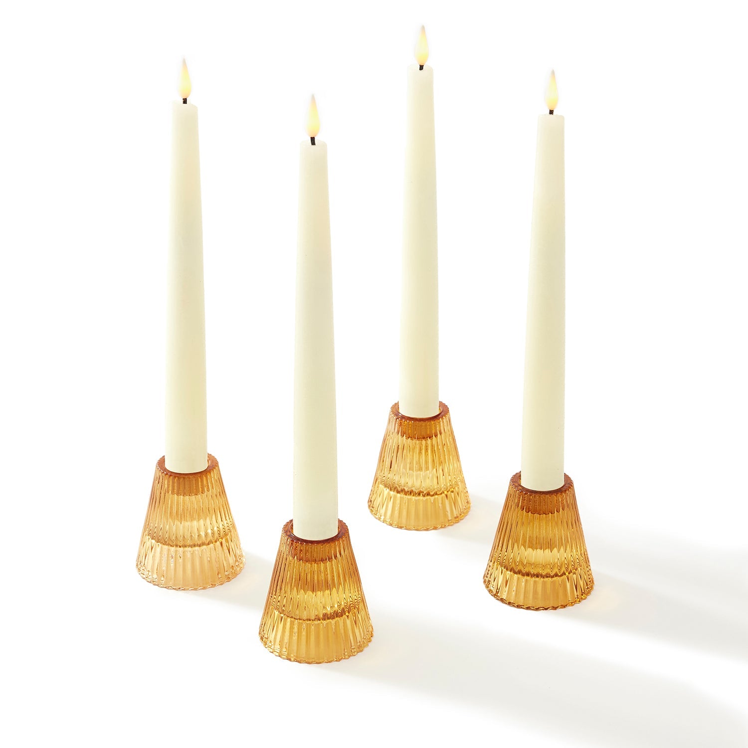 Set aus vier schlanken LED-Stabkerzen mit infinity flamme