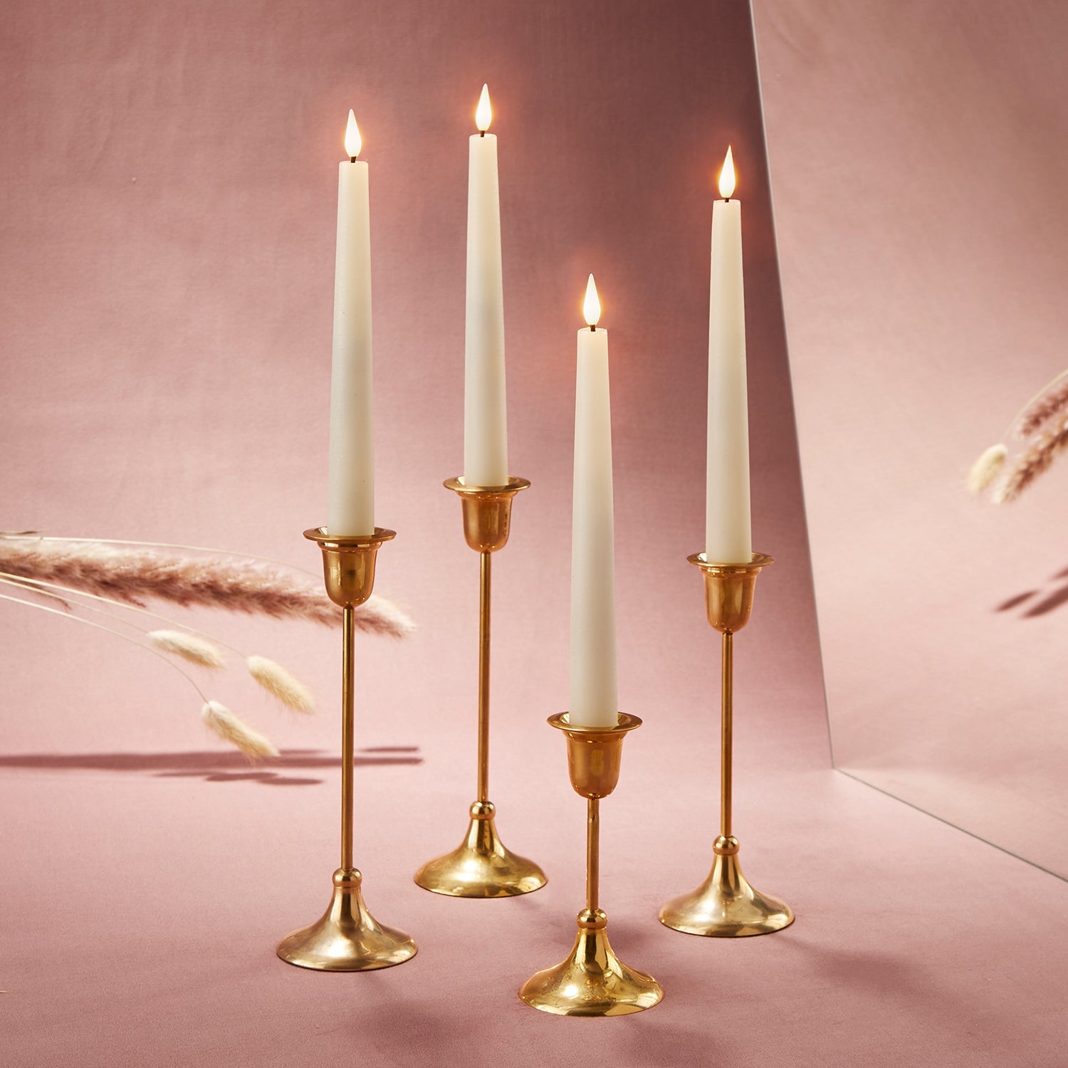 Set aus vier schlanken LED-Stabkerzen mit infinity flamme