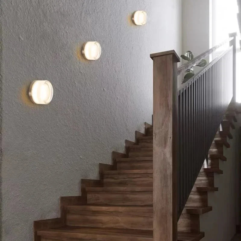 OrbiLumina round wall lamp with soft halo