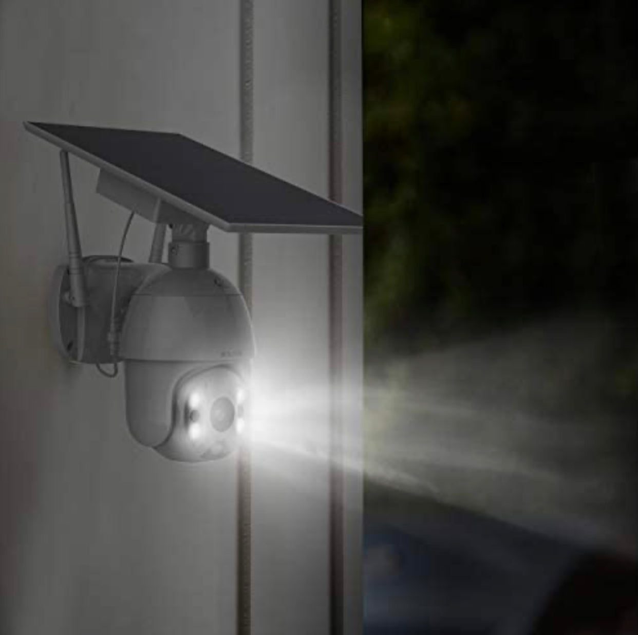 Wireless outdoor camera with solar panel and 360° rotation
