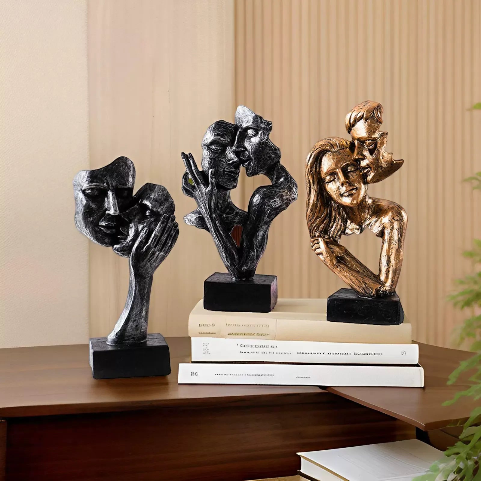 Abstract Kiss Sculpture – Modern Artistic Couple Statue for Home Décor