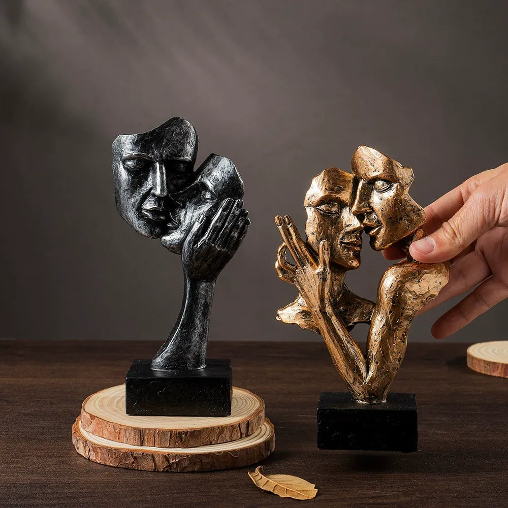 Abstract Kiss Sculpture – Modern Artistic Couple Statue for Home Décor